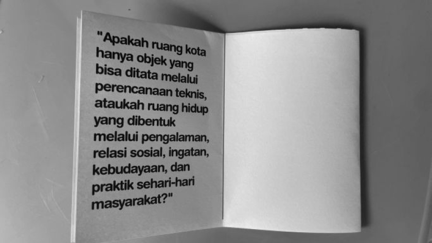 Zine yang dipamerkan di Terminal Ledeng, Bandung, Oktober 2026. (Foto: Ardhzohal Roman Ario Bono/BandungBergerak)