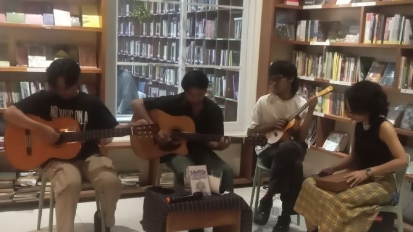 Diskusi dan peluncuran buku Menyimpan Lorem Ipsum Kenyataan karya Fiu di Perpustakaan Bunga di Tembok, Bandung, Sabtu, 26 September 2026. (Foto: Ardhzohal Roman Ario Bono/BandungBergerak)