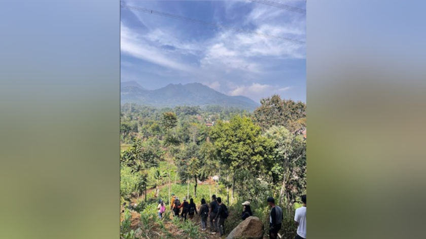 Tim peneliti bersama warga dalam kegiatan wawancara dan survei di Baros, Kabupaten Bandung, 2026. (Foto: Dokumentasi Tim Storybank)
