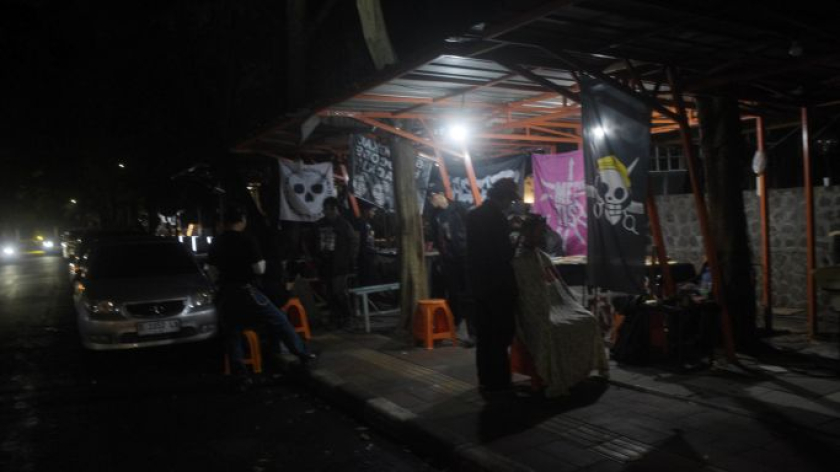 Orang muda di Kota Bandung menghidupkan akhir pekan dengan Pasar Kaget Jalan Gelap Nyawang, Minggu, 4 Oktober 2026. (Foto: Prima Mulia/BandungBergerak)