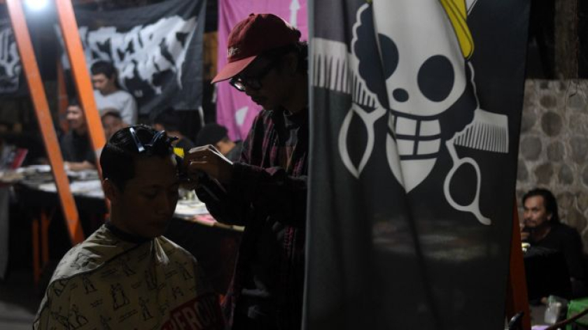 Orang muda di Kota Bandung menghidupkan akhir pekan dengan Pasar Kaget Jalan Gelap Nyawang, Minggu, 4 Oktober 2026. (Foto: Prima Mulia/BandungBergerak)