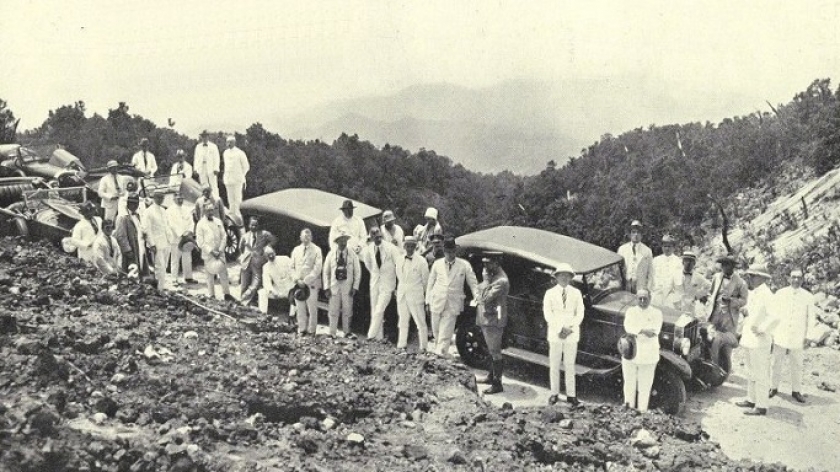 Suasana Jalan Hoogland, atau Jalan Tangkuban Parahu tahun 1928. (Sumber foto: https://javapost.nl/2013/06/06/tangkoeban-prahoe-een-berg-met-verhalen/)