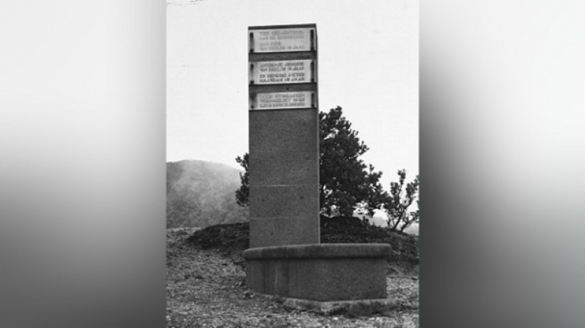 Tugu Tangkoeban Prahoe aslinya dipasangi plakat berisi nama tiga nama anak laki-laki yang meninggal di bibir Kawah Ratu, yakni Jan Dirk van Deelen (lahir 31 Juli 1905), Antoni Hendrik van Deelen (lahir 23 Juli 1907), serta Hendrik Pieter Maasdam (lahir 13 September 1905). Tugu tersebut kini dinamai Algemeen Indisch Dagblad yang artinya Surat Kabar Hindia Belanda (de Preangerbode). (Sumber foto Sumber foto https://javapost.nl)