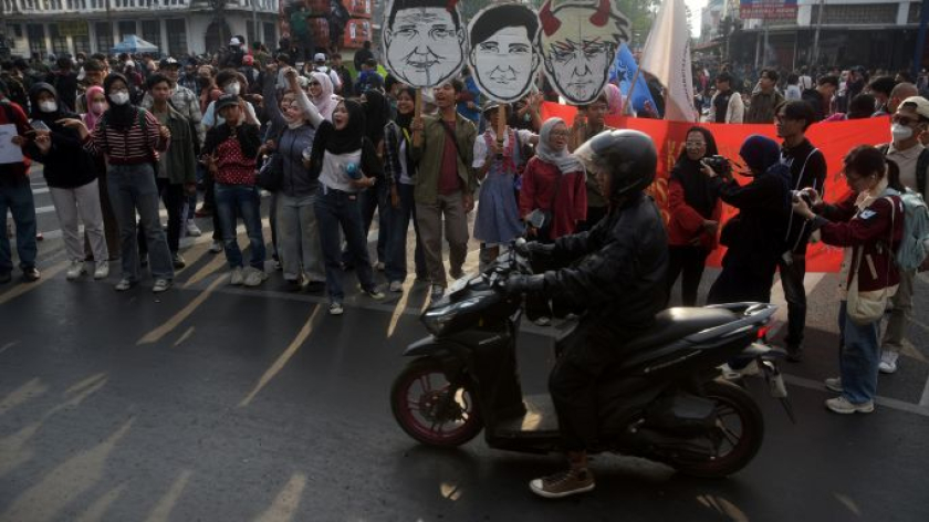 Aksi massa di Bandung memperingati dua tahun pemerintahan Prabowo-Gibran, Selasa, 20 Oktober 2026. (Foto: Prima Mulia/BandungBergerak)