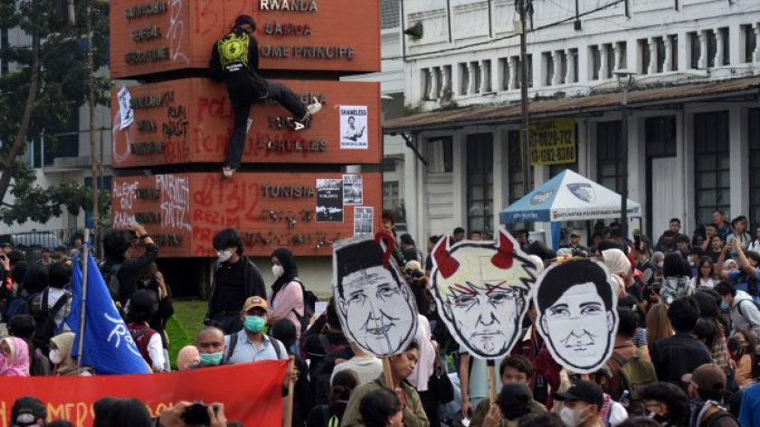 Aksi massa di Bandung memperingati dua tahun pemerintahan Prabowo-Gibran, Selasa, 20 Oktober 2026. (Foto: Prima Mulia/BandungBergerak)