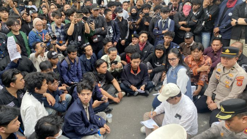 Aksi massa di Bandung memperingati dua tahun pemerintahan Prabowo-Gibran, Selasa, 20 Oktober 2026. (Foto: Prima Mulia/BandungBergerak)