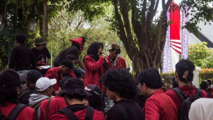 Aksi massa di Yogyakarta dalam momentum dua tahun pemerintahan Prabowo-Gibran, Selasa sore, 20 Oktober 2026. (Foto: Virliya Putricantika/BandungBergerak)