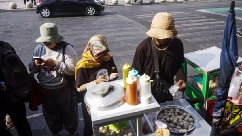 Warga memborong makanan di Yogyakarta dalam momentum dua tahun pemerintahan Prabowo-Gibran, Selasa sore, 20 Oktober 2026. (Foto: Virliya Putricantika/BandungBergerak)