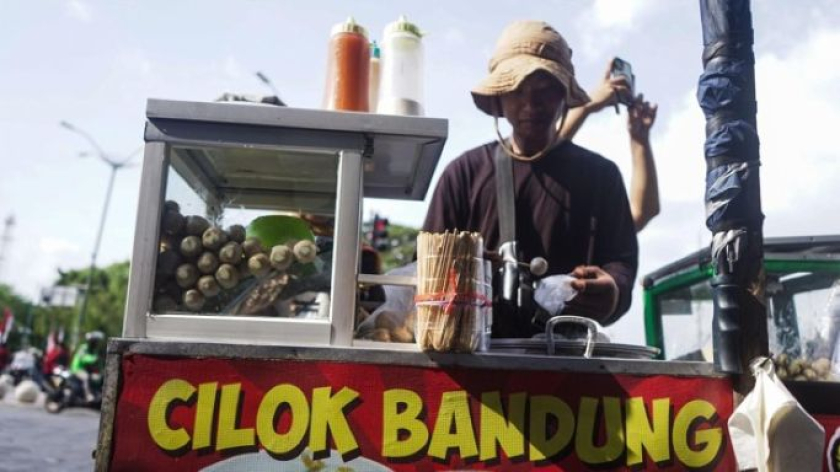 Tukang cilok di Yogyakarta dalam momentum dua tahun pemerintahan Prabowo-Gibran, Selasa sore, 20 Oktober 2026. (Foto: Virliya Putricantika/BandungBergerak)
