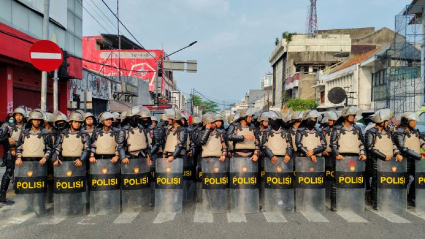 Pengamanan aksi momen dua tahun pemerintahan Prabowo-Gibran, Bandung, Selasa, 20 Oktober 2026. (Foto: Fitri Amanda/BandungBergerak)