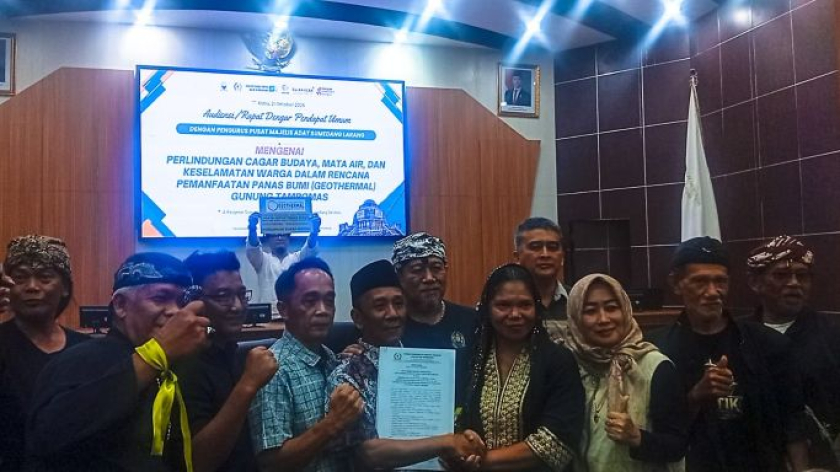 Warga Tampomas menolak geotermal saat mendatangi Gedung DPRD Sumedang, Rabu, 21 Oktober 2026. (Foto: Muhammad Akmal Firmansyah/BandungBergerak)