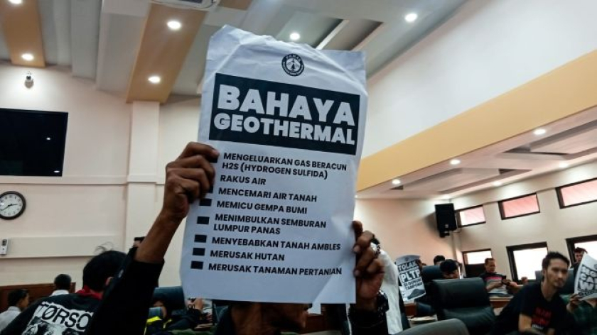 Warga Tampomas menolak geotermal saat mendatangi Gedung DPRD Sumedang, Rabu, 21 Oktober 2026. (Foto: Muhammad Akmal Firmansyah/BandungBergerak)