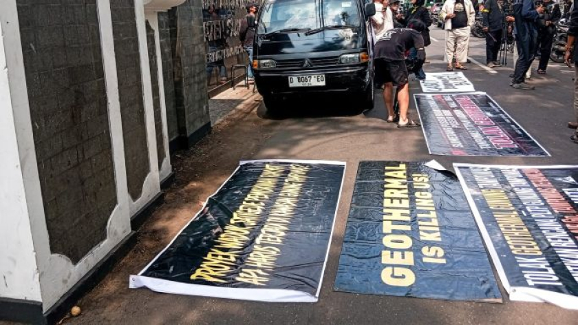 Warga Tampomas menolak geotermal saat mendatangi Gedung DPRD Sumedang, Rabu, 21 Oktober 2026. (Foto: Muhammad Akmal Firmansyah/BandungBergerak)