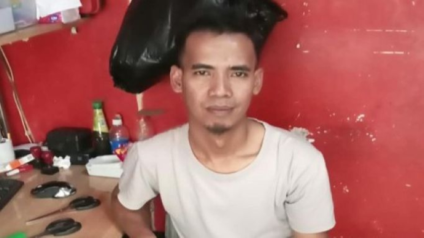 Kang Mono di toko fotokopi Terminal Ledeng, Bandung, Rabu, 14 Oktober 2026. (Foto: Ardhzohal Roman Ario Bono/BandungBergerak)