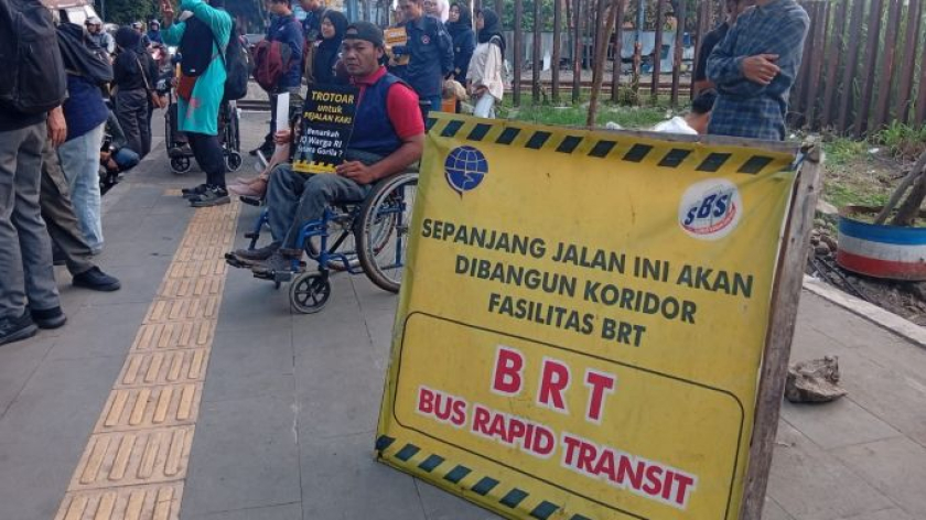 Tamasya Trotoar di halte Bus Rapid Transit (BRT) nonkoridor, Jalan Ibrahim Adjie, Kiaracondong, Bandung, Jumat sore, 16 Oktober 2026. (Foto: Muhammad Akmal/BandungBergerak)