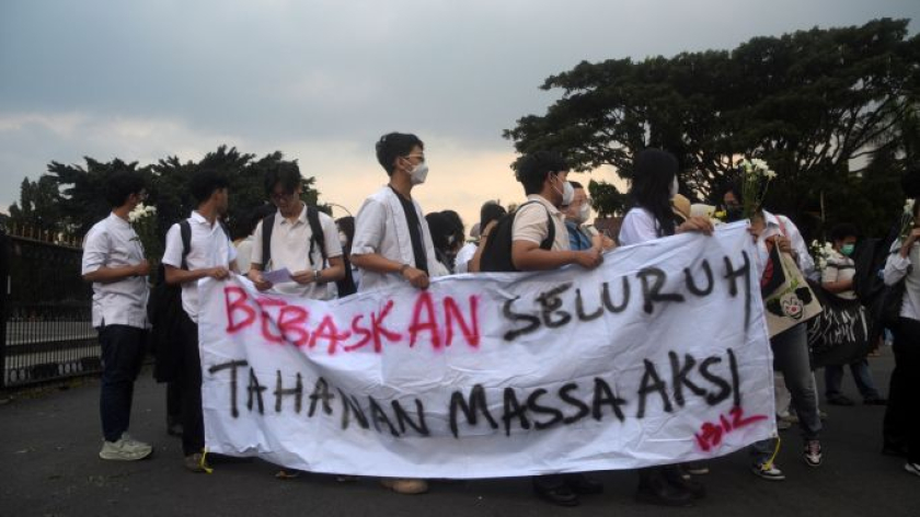 Akademisi dan mahasiswa dari sejumlah kampus menggelar mimbar bebas dan doa bersama di Monumen Perjuangan Rakyat Jawa Barat di Bandung, Jumat, 23 Oktober 2026. (Foto: Prima Mulia/BandungBergerak)