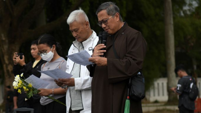 Akademisi dan mahasiswa dari sejumlah kampus menggelar mimbar bebas dan doa bersama di Monumen Perjuangan Rakyat Jawa Barat di Bandung, Jumat, 23 Oktober 2026. (Foto: Prima Mulia/BandungBergerak)