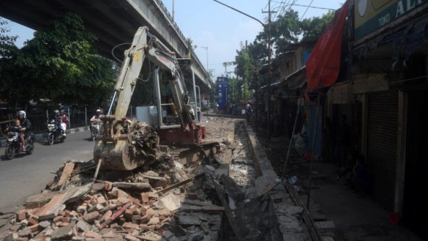 Bangunan semi permanen PKL di Kiarcondong dirobohkan, 13 Oktober 2026. (Foto: Prima Mulia/BandungBergerak)