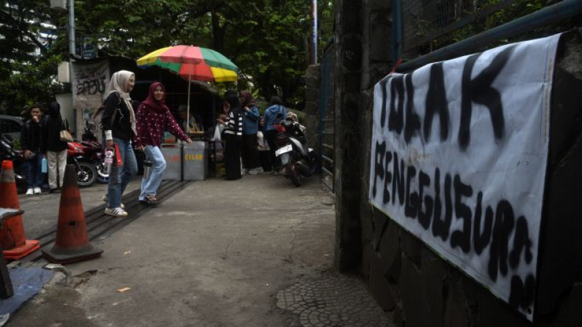 Spanduk penolakan penggusuran PKL Unisba, Bandung, 5 Oktober 2026. (Foto: Prima Mulia/BandungBergerak)