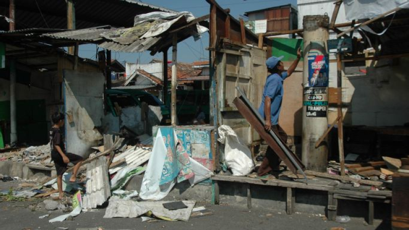 Pembongkaran PKL di Cicaheum, Bandung, Oktober 2026. (Foto: Prima Mulia/BandungBergerak)