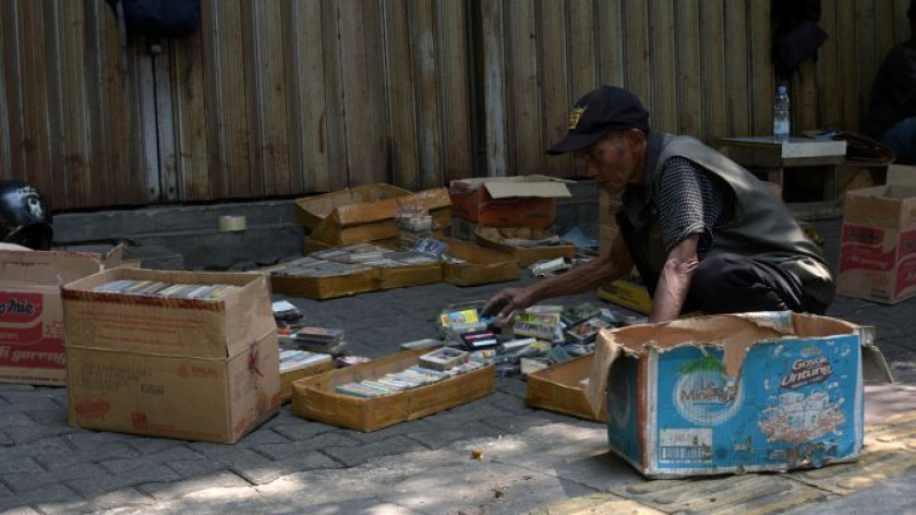PKL kaset bekas di Jalan Dewi Sartikan, Bandung, Oktober 2026. (Foto: Prima Mulia/BandungBergerak)