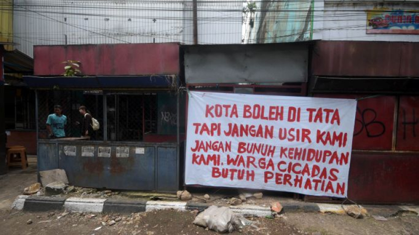 Spanduk penolakan penggusuran PKL Cicadas, 2 Januari 2026. (Foto: Prima Mulia/BandungBergerak)