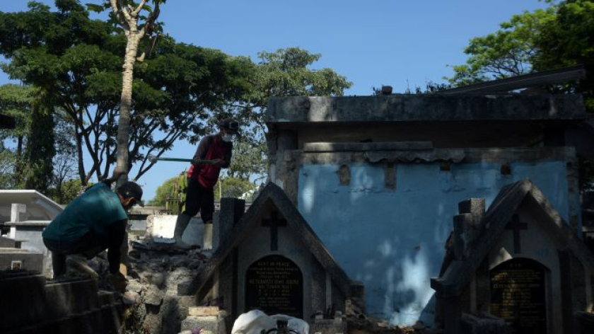Pembongkaran bangunan liar di permakaman Pandu, Bandung, 15 September 2026. (Foto: Prima Mulia/BandungBergerak)