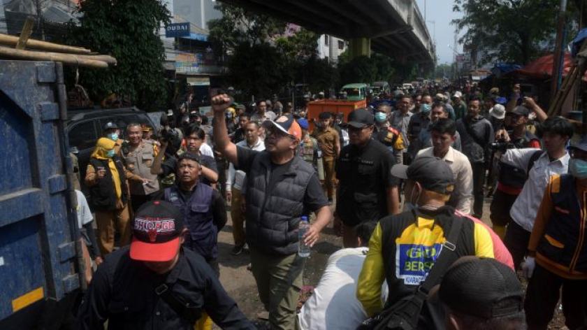 Wali Kota Muhammad Farhan inspeksi penggusuran lapak PKL Kiaracondong, Bandung, 13 Oktober 2026. (Foto: Prima Mulia/BandungBergerak)