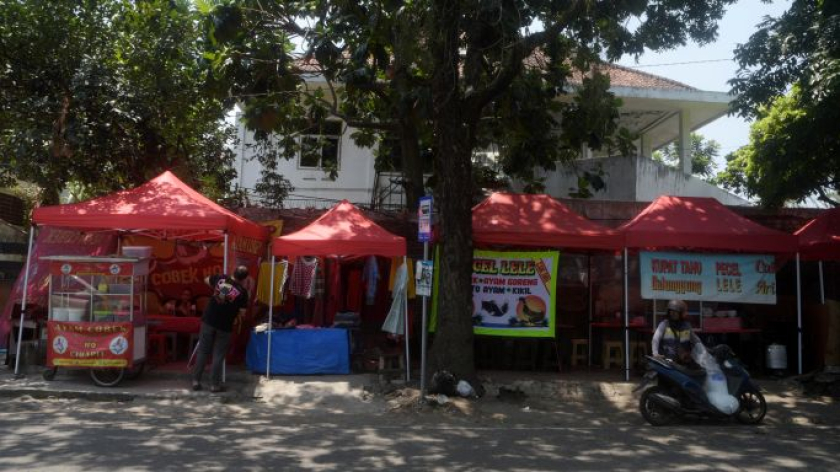 Lapak portabel PKL Cihapit, Oktober 2026. (Foto: Prima Mulia/BandungBergerak)
