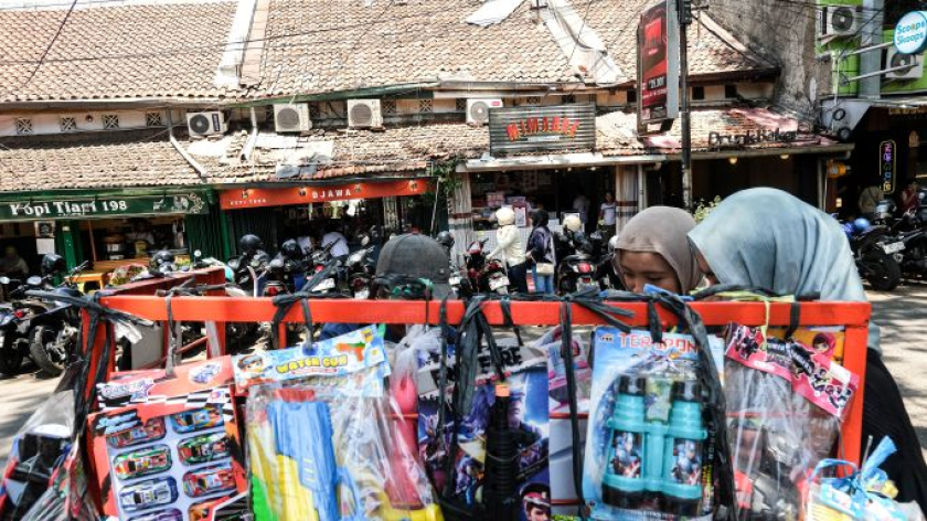 Barang dagangan yang dijual Andi di Cihapit, Bandung, Sabtu siang, 5 September 2026. (Foto: Adinda Putri S/BandungBergerak)
