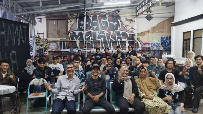 Diskusi Publik dan Pembukaan Kalabahu ke-31 bertajuk Mengawal Hak Asasi, Merebut Demokrasi di Bale RW 02 Dago Elos, Selasa, 27 Oktober 2026. (Foto: Riyan D Apriliyana/BandungBergerak)