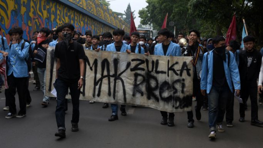 Mahasiswa menggelar  unjuk rasa di depan gedung DPRD Jawa Barat dan simpang Dago Cikapayang di Bandung, 28 Oktober 2026. (Foto: Prima Mulia/BandungBergerak)