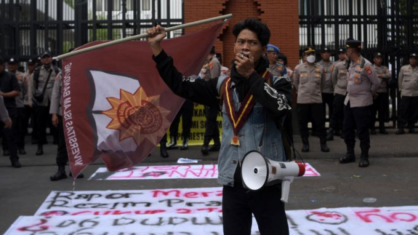 Mahasiswa menggelar  unjuk rasa di depan gedung DPRD Jawa Barat dan simpang Dago Cikapayang di Bandung, 28 Oktober 2026. (Foto: Prima Mulia/BandungBergerak)