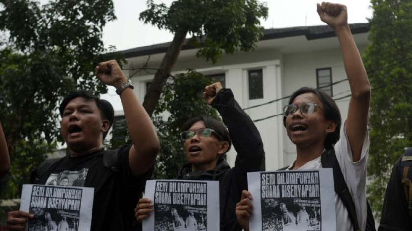 Mahasiswa menggelar  unjuk rasa di depan gedung DPRD Jawa Barat dan simpang Dago Cikapayang di Bandung, 28 Oktober 2026. (Foto: Prima Mulia/BandungBergerak)