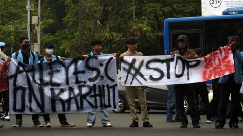 Mahasiswa menggelar  unjuk rasa di depan gedung DPRD Jawa Barat dan simpang Dago Cikapayang di Bandung, 28 Oktober 2026. (Foto: Prima Mulia/BandungBergerak)