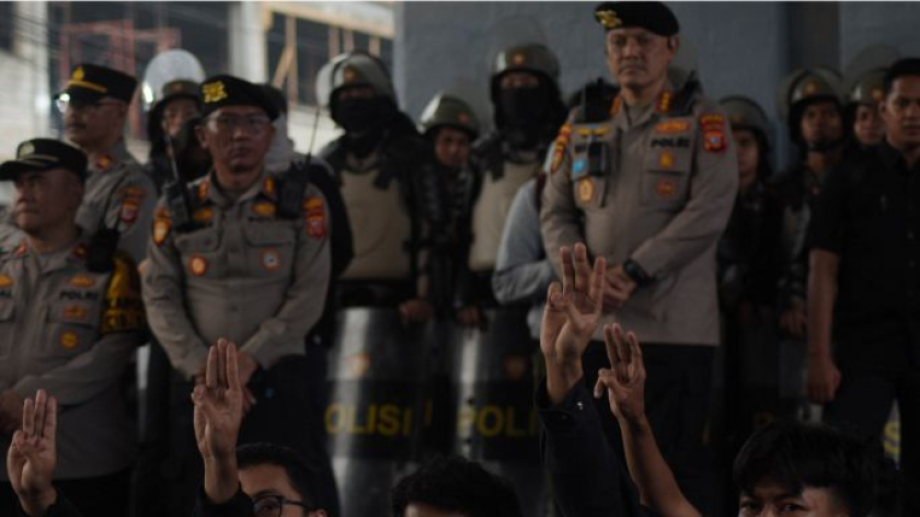 Mahasiswa menggelar  unjuk rasa di depan gedung DPRD Jawa Barat dan simpang Dago Cikapayang di Bandung, 28 Oktober 2026. (Foto: Prima Mulia/BandungBergerak)
