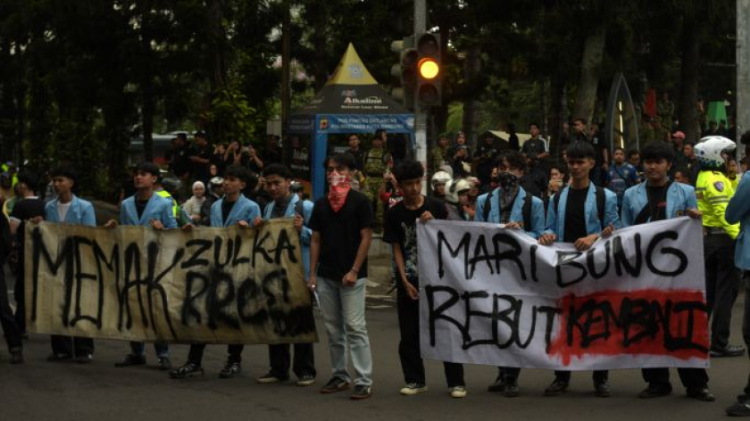 Mahasiswa menggelar  unjuk rasa di depan gedung DPRD Jawa Barat dan simpang Dago Cikapayang di Bandung, 28 Oktober 2026. (Foto: Prima Mulia/BandungBergerak)
