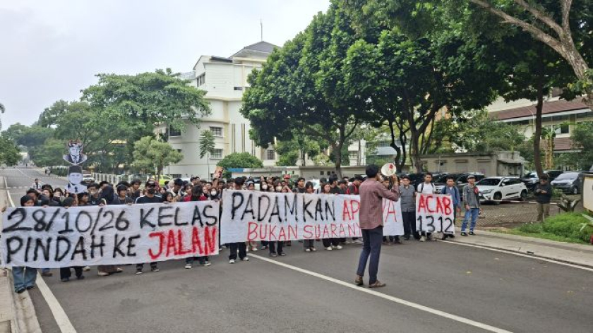 Mahasiswa menggelar  unjuk rasa di kampus UPI, Bandung, 28 Oktober 2026. (Foto: Jawahir Almaani/BandungBergerak)