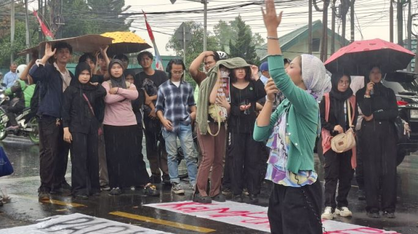 Mahasiswa menggelar  unjuk rasa di kampus UPI, Bandung, 28 Oktober 2026. (Foto: Jawahir Almaani/BandungBergerak)