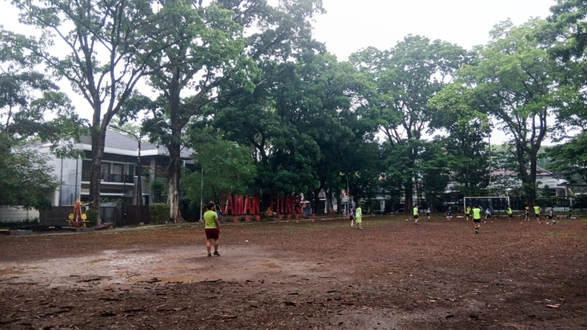 Sudah sejak lama, anak-anak menggunakan Lapangan Teuku Umar untuk bermain sepak bola. (Foto: Akmal Firmansyah/BandungBergerak) 
