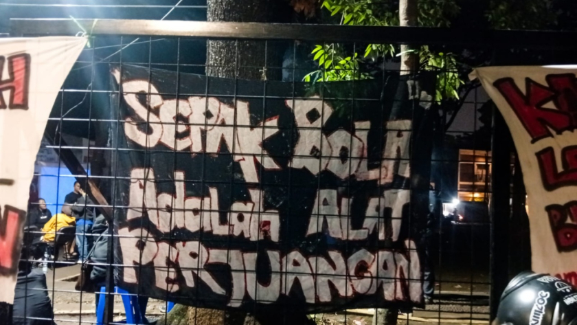 Bentangan spanduk di Lapangan Teuku Umar. (Foto: Akmal Firmansyah/BandungBergerak)