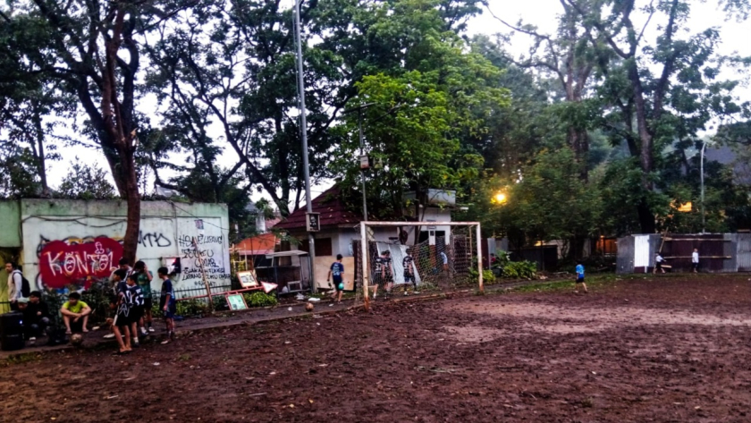 Lapangan adalah tempat warga bertemu dan berinteraksi. (Foto: Akmal Firmansyah/BandungBergerak)