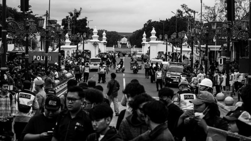Penjagaan aparat di aksi peringatan Sumpah Pemuda di Yogyakarta, Rabu siang, 28 Oktober 2026. (Foto: Virliya Putri Cantika/BandungBergerak)