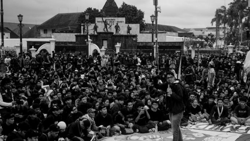 Orasi Guru Besar UGM Zainal Arifin Mochtar di aksi peringatan Sumpah Pemuda Yogyakarta, Rabu siang, 28 Oktober 2026. (Foto: Virliya Putri Cantika/BandungBergerak)