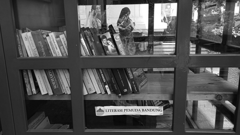 Kotak Literasi Cerdas (Kolecer) atau street library terkunci di jalur pejalan kaki Gedung Merdeka, Jalan Asia Afrika, Bandung, Rabu (1/9/2021). (Foto: Prima Mulia/BandungBergerak.id) 