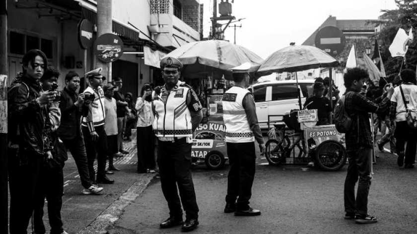Aparat berjaga di Yogyakarta, Rabu siang, 28 Oktober 2026. (Foto: Virliya Putri Cantika/BandungBergerak)