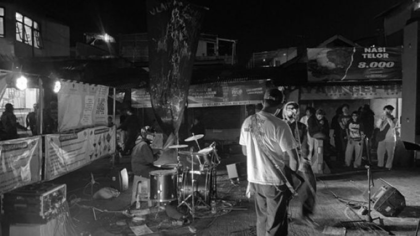Penampilan musik membuka acara di Terminal Ledeng, Bandung, 17 Oktober 2026. (Foto: Abimanyu Ismoyo Santoso/BandungBergerak)