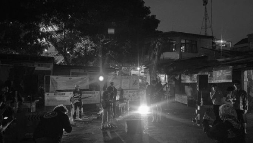 Penampilan musik di Terminal Ledeng, Bandung,  17 Oktober 2026. (Foto: Abimanyu Ismoyo Santoso/BandungBergerak)