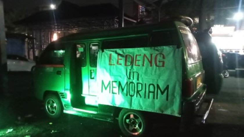 Angkot dengan artwork Ledeng in Memoriam di Terminal Ledeng, Bandung,  17 Oktober 2026. (Foto: Ardhzohal Roman Ario Bono/BandungBergerak)