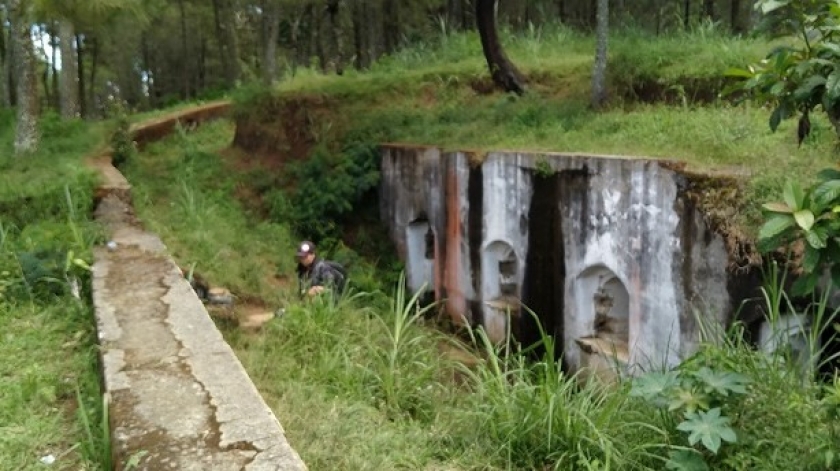 Benteng Belanda merupakan salah satu potensi wisata sejarah yang dimiliki kawasan Gunung Putri Lembang. Sayangnya, benteng yang diperkirakan dibangun pada awal tahun 1900-an ini kotor oleh aksi vandalisme. (Foto: Gan Gan Jatnika)